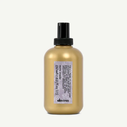 Davines This is a Primer 250ml — lightweight leave-in spray designed to prepare hair for styling, adding moisture, heat protection, and smooth, frizz-free finish.